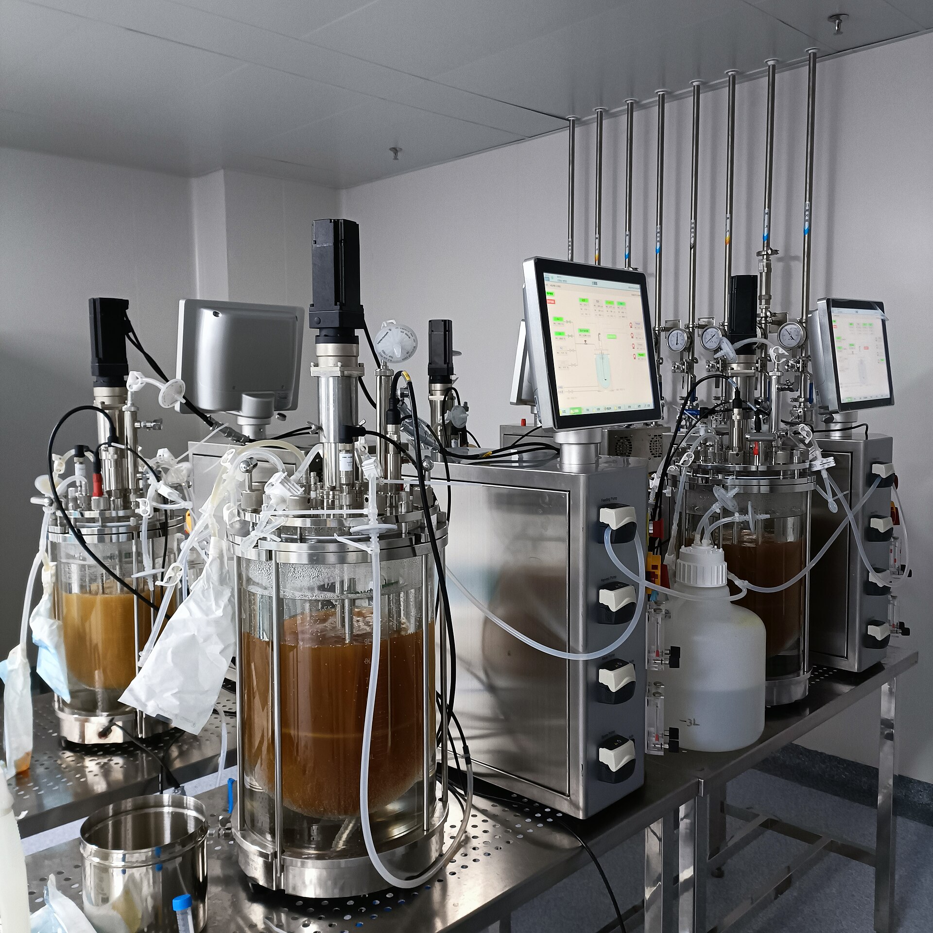 Reusable stirred-tank bioreactors